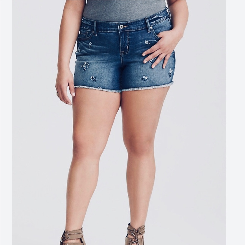 Torrid blue floral embroidered jean shorts 26